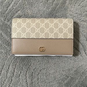 Gucci Wallet on Chain